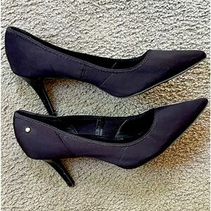 SIMPLY VERA/VERA WANG STEVIE BLACK 3” HEELS. Size 10M.